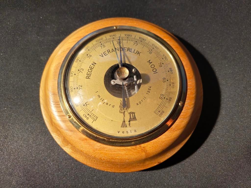 Vintage barometer van het merk Vesta, Audio, Tv en Foto, Weerstations en Barometers, Ophalen of Verzenden, Gebruikt, Barometer
