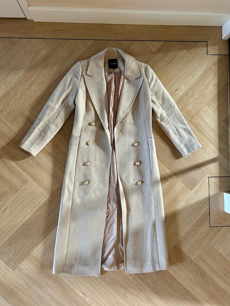 Z.g.a.n. Beige, lange trenchcoat jas van wol, Nikkie, mt XS, Beige, Ophalen of Verzenden, Zo goed als nieuw, Nikkie