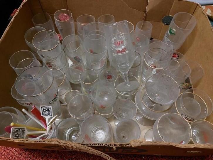 Doos met oude glazen. Oa Grolsch Heineken., Ophalen, Bierglas