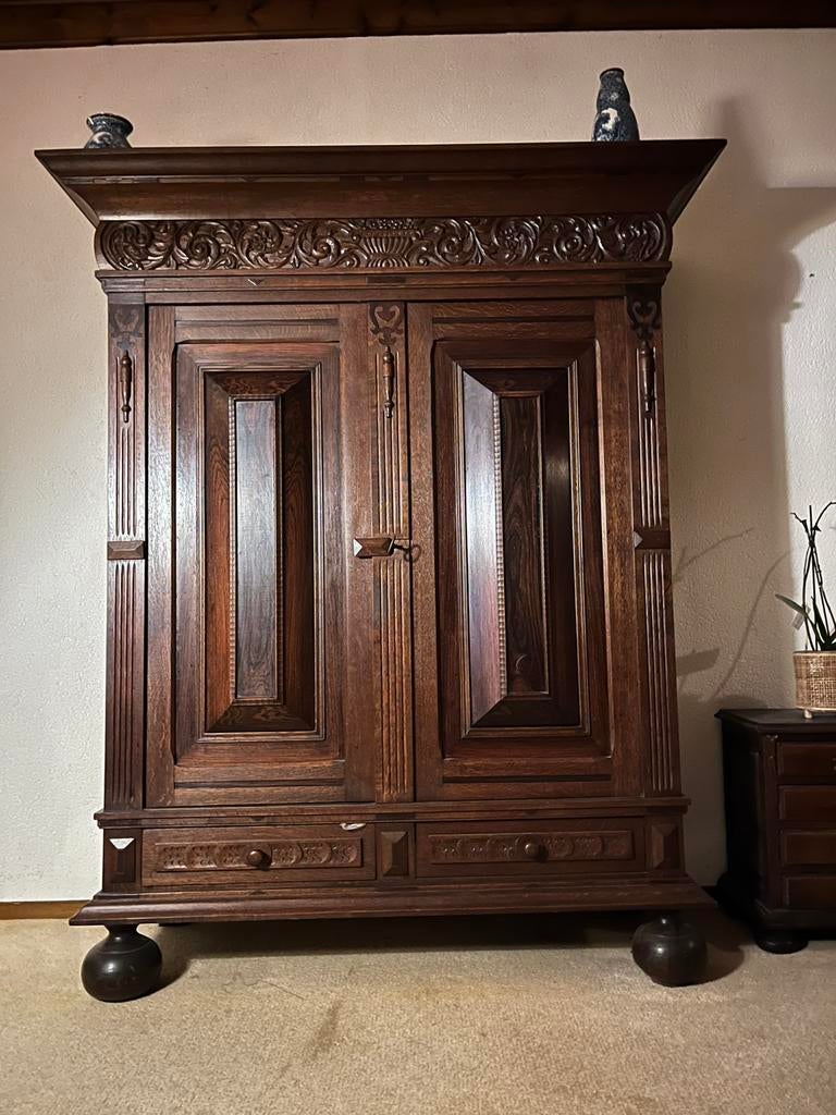 Antieke houten kast met snijwerk, Ophalen