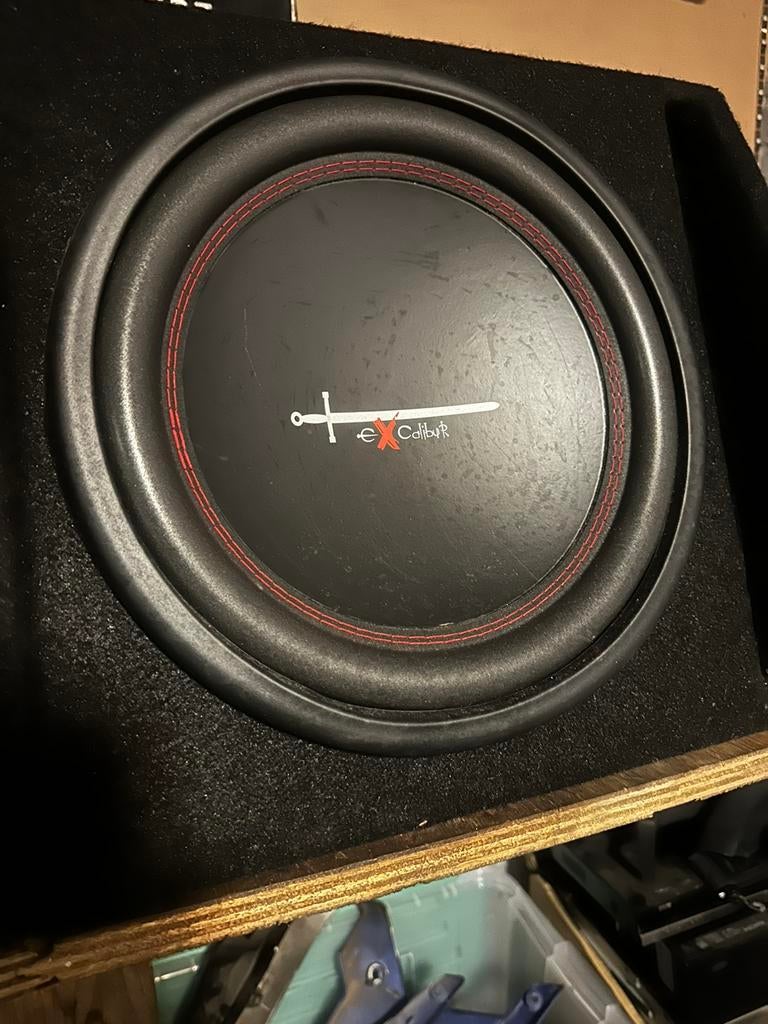 Subwoofer met versterker, Auto diversen, Autospeakers, Ophalen of Verzenden, Zo goed als nieuw