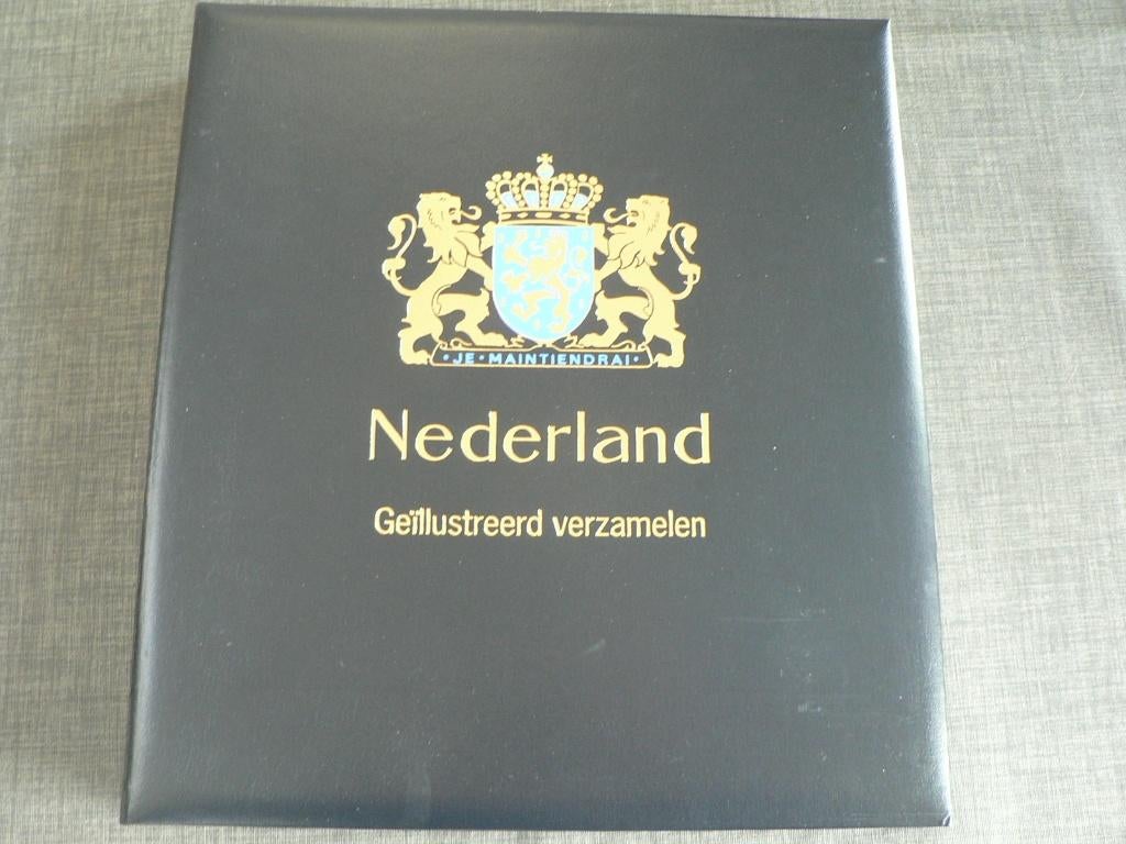 DAVO LUXE ALBUM GEILLUSTREERD VERZAMELEN 2000 MET CASSETTE, Ophalen of Verzenden, Verzamelalbum