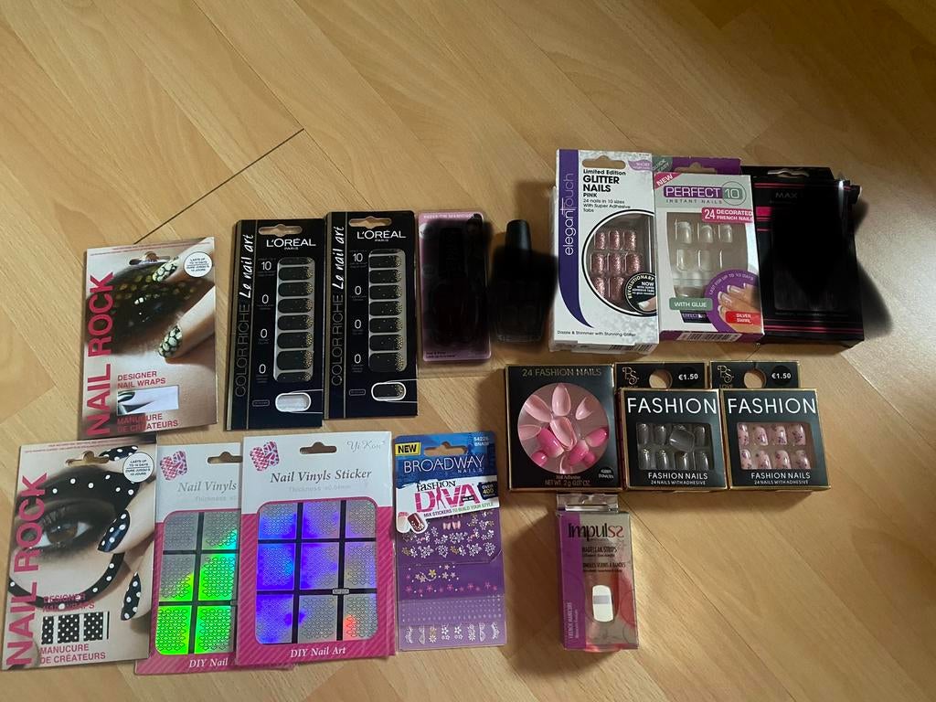 Nieuw pakket nagel spullen nagel stickers nep nagels L’Oré, Overige kleuren, Nieuw, Ophalen of Verzenden, Handen en Nagels