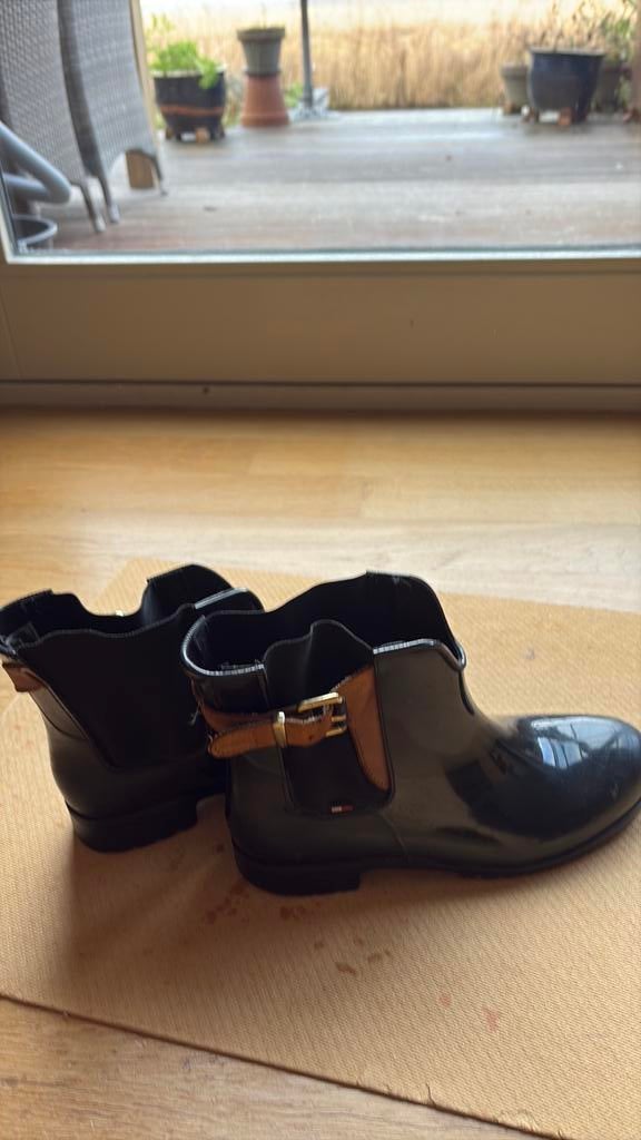 Rubbere enkel laarsjes Tommy Hilfiger maat 40, Gebruikt, Meisje, Laarsjes, Ophalen of Verzenden