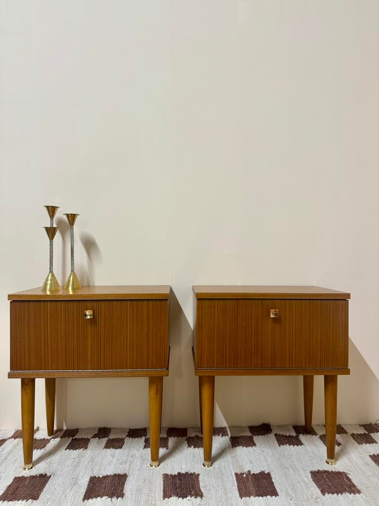 Vintage fineer hout nachtkastjes retro teak messing, Huis en Inrichting, Slaapkamer | Nachtkastjes, Gebruikt, 55 tot 70 cm, 45 tot 65 cm