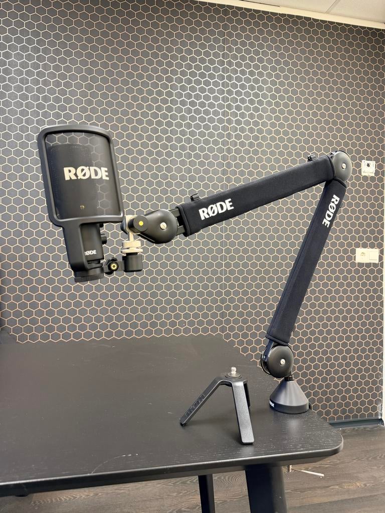 Røde microfoon met popfilter en microfoon standaard, Muziek en Instrumenten, Microfoons, Ophalen of Verzenden, Gebruikt, Studiomicrofoon