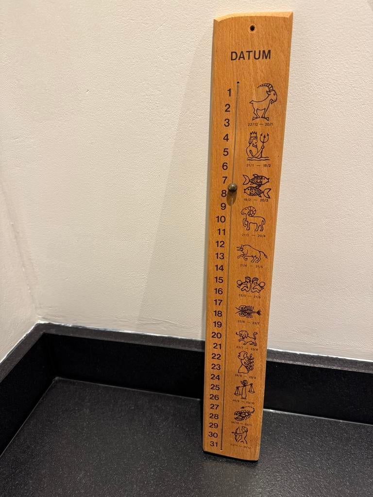 houten kalender met dierenriemtekens, Diversen, Kalenders, Ophalen of Verzenden, Maandkalender, Zo goed als nieuw