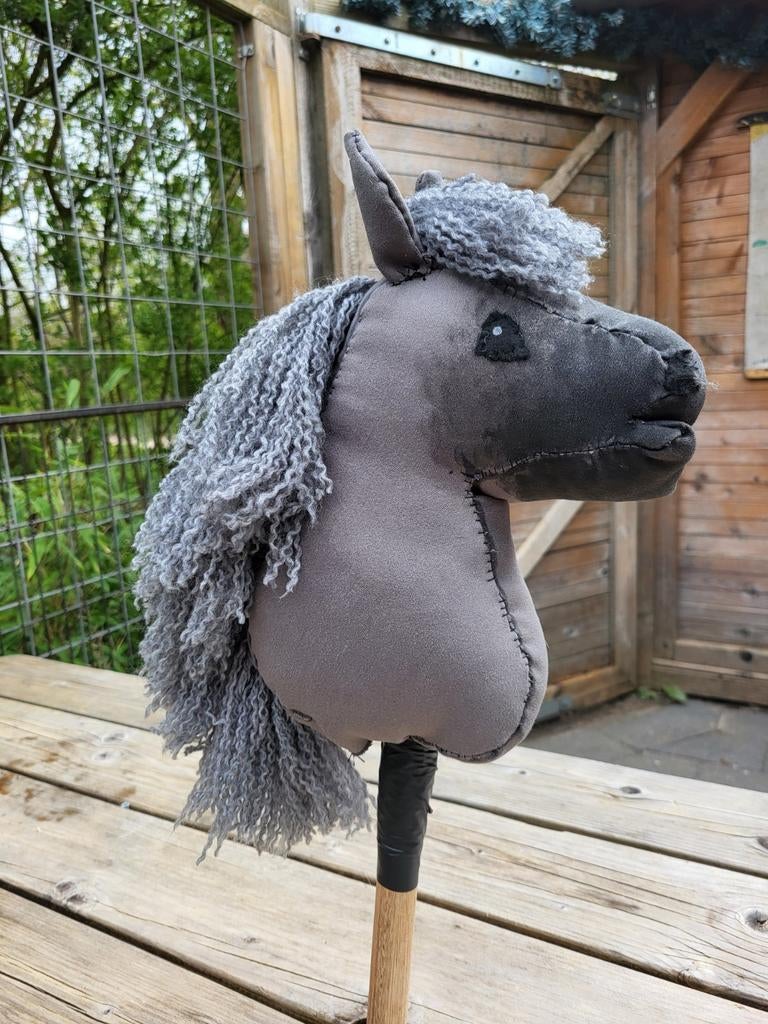 Hobbyhorse/ stokpaard grijs met grijze manen, Kinderen en Baby's, Speelgoed | Overig, Ophalen, Zo goed als nieuw, Jongen of Meisje