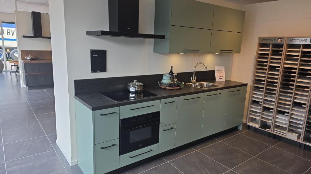 Showroomkeuken Keller groen nu slechts 5250,=, Ophalen, Enkelwandige keuken, Groen, Graniet of Steen