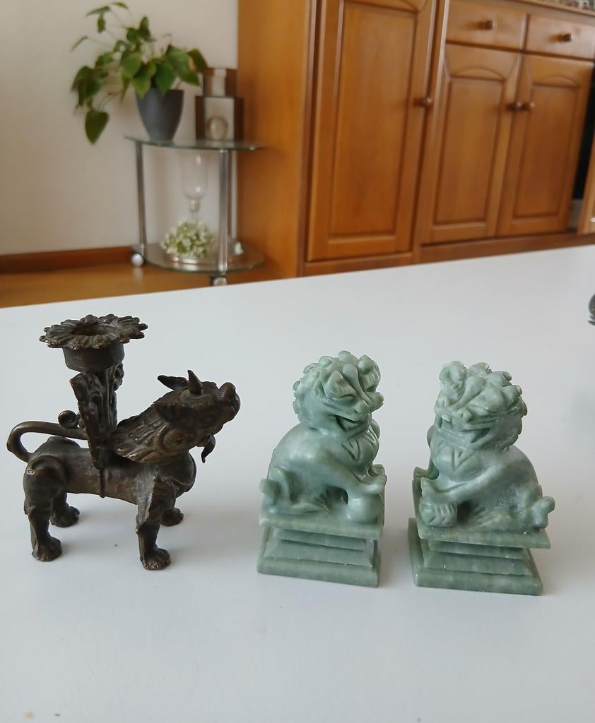 2x chinees speksteen? beeldje en bronzen? kandelaar foo dog, Ophalen of Verzenden