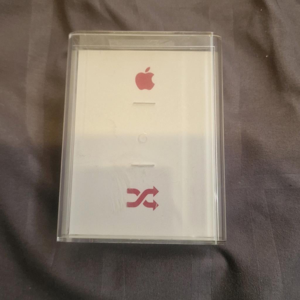 Ipod shuffle Red Special Edition case in goede staat te koop, Ophalen of Verzenden, Overige typen, Shuffle