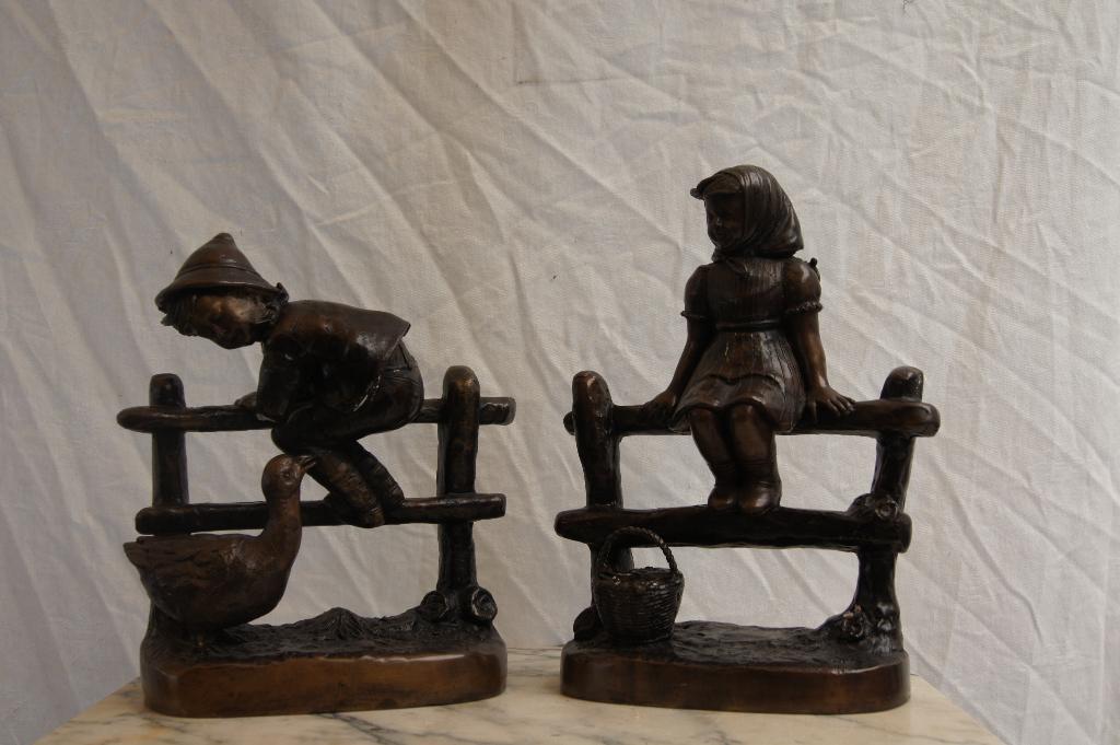 Jongen en Meisje zittend op een bank, Verzamelen, Beelden en Beeldjes, Gebruikt, Mens, Ophalen of Verzenden