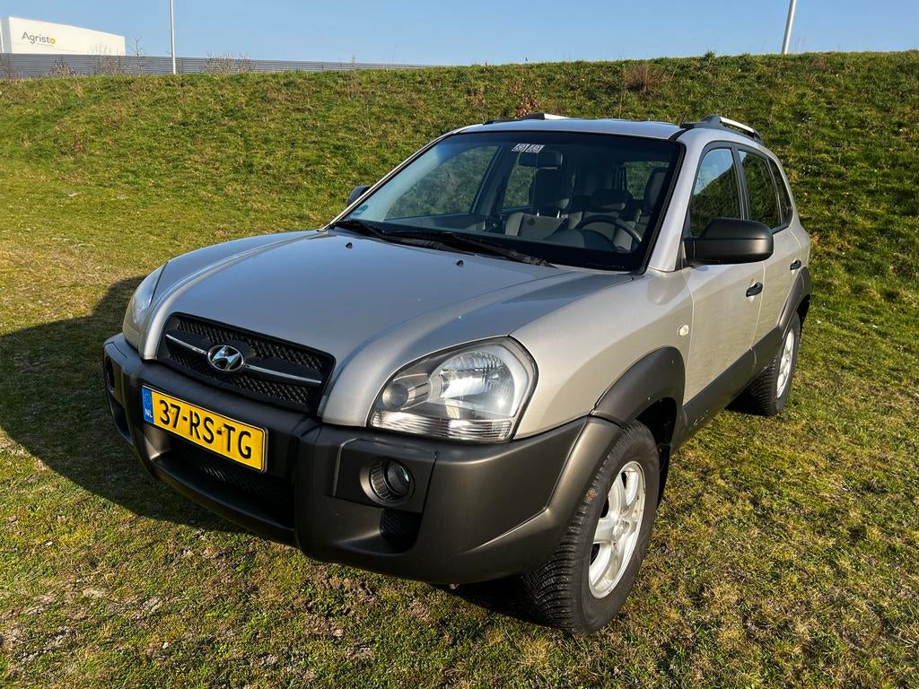Hyundai Tucson 2.0 I 2WD 2005 Grijs trekhaak dakkoffer, Stof, 4 cilinders, Origineel Nederlands, 75 €/maand