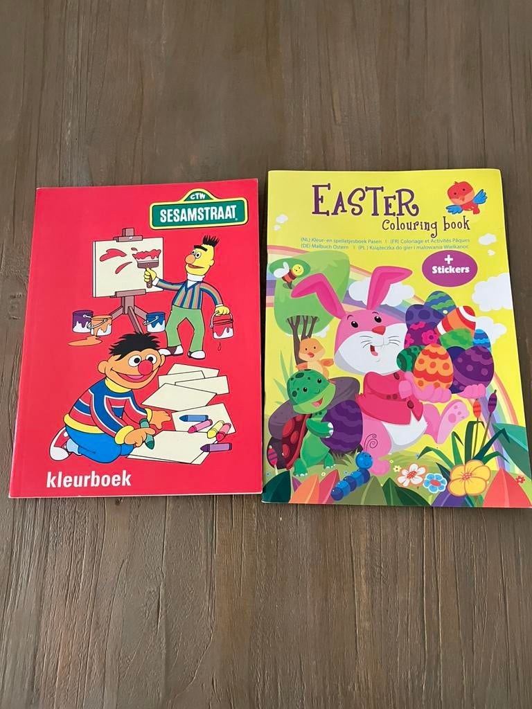 Bert en Ernie sesamstraat/pasen kleur en stickerboek, Boeken, Kinderboeken | Kleuters, Ophalen of Verzenden, Zo goed als nieuw