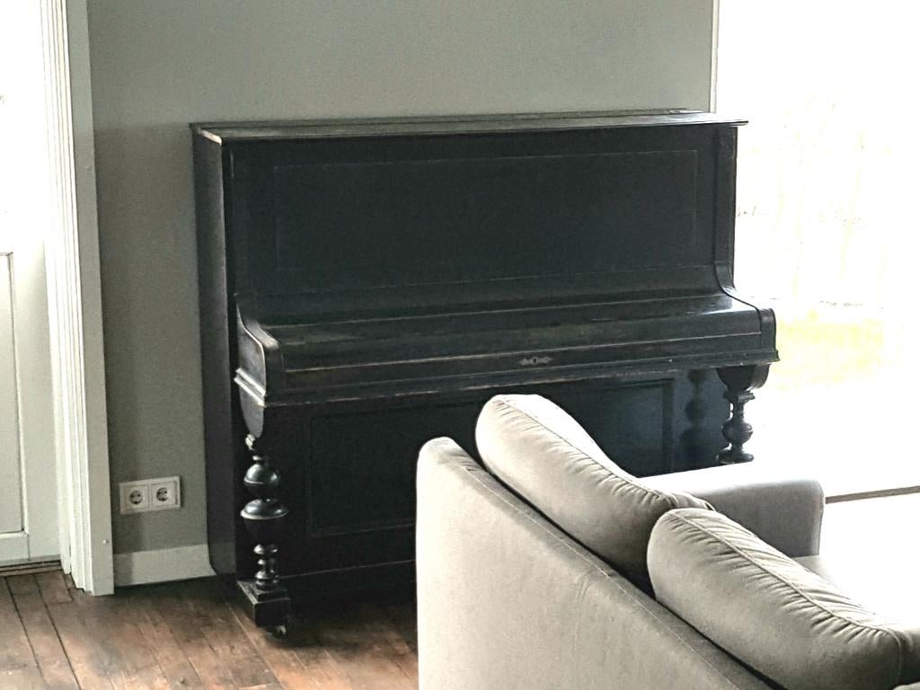 Oude piano ter decoratie, Muziek en Instrumenten, Piano's, Ophalen, Gebruikt, Zwart, Piano