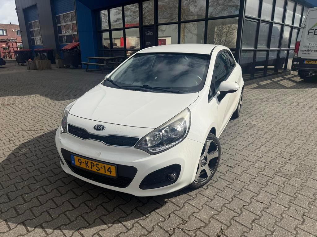 Kia Rio 1.2 I 3DRS 2013 Wit, Auto's, Kia, 450 kg, 40 €/maand, 4 cilinders, Wit