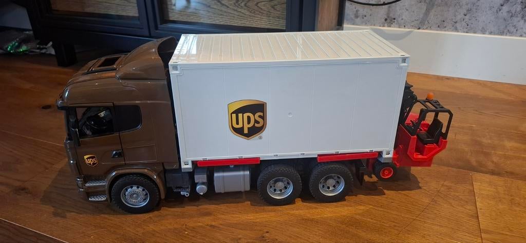 Bruder UPS Vrachtwagen met Heftruck, Ophalen, Zo goed als nieuw