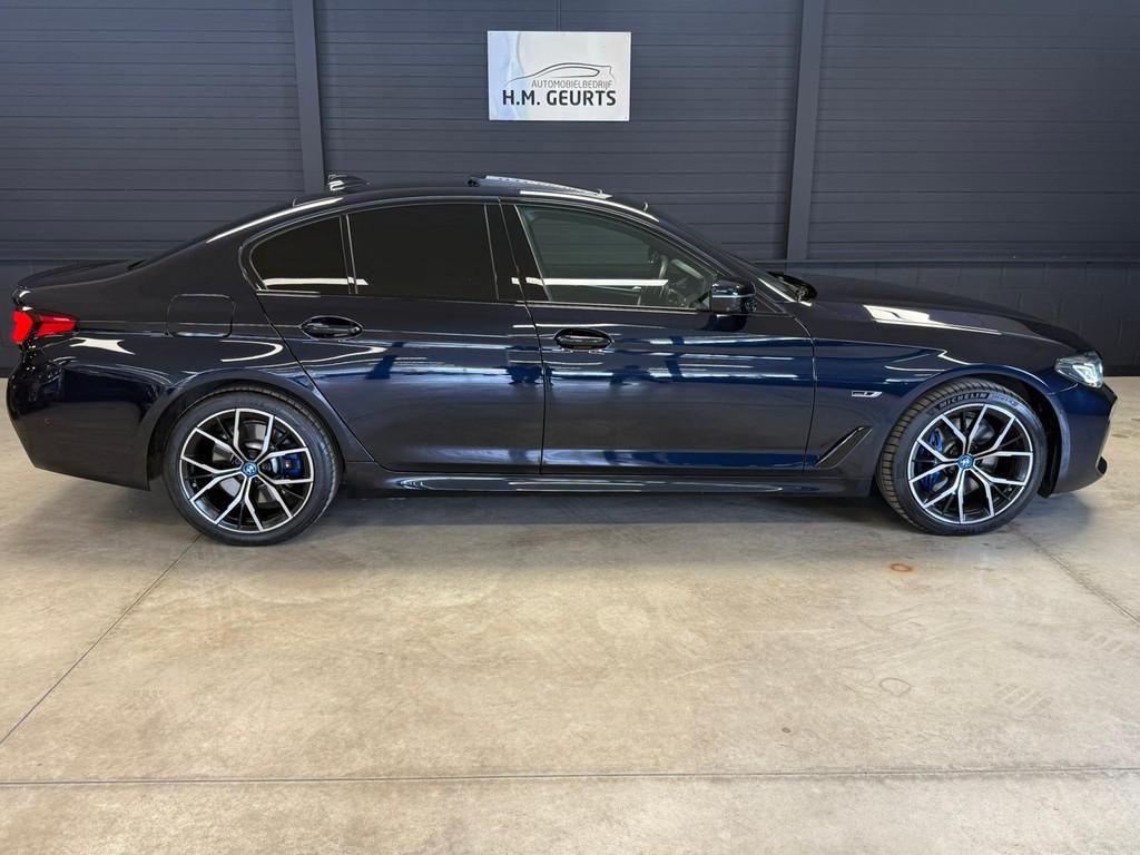 BMW 5 Serie 530e M Sport Sk Dak 360Cam Navi 19Inch Harman Ka, Automaat, 1998 cc, Gebruikt, Zwart