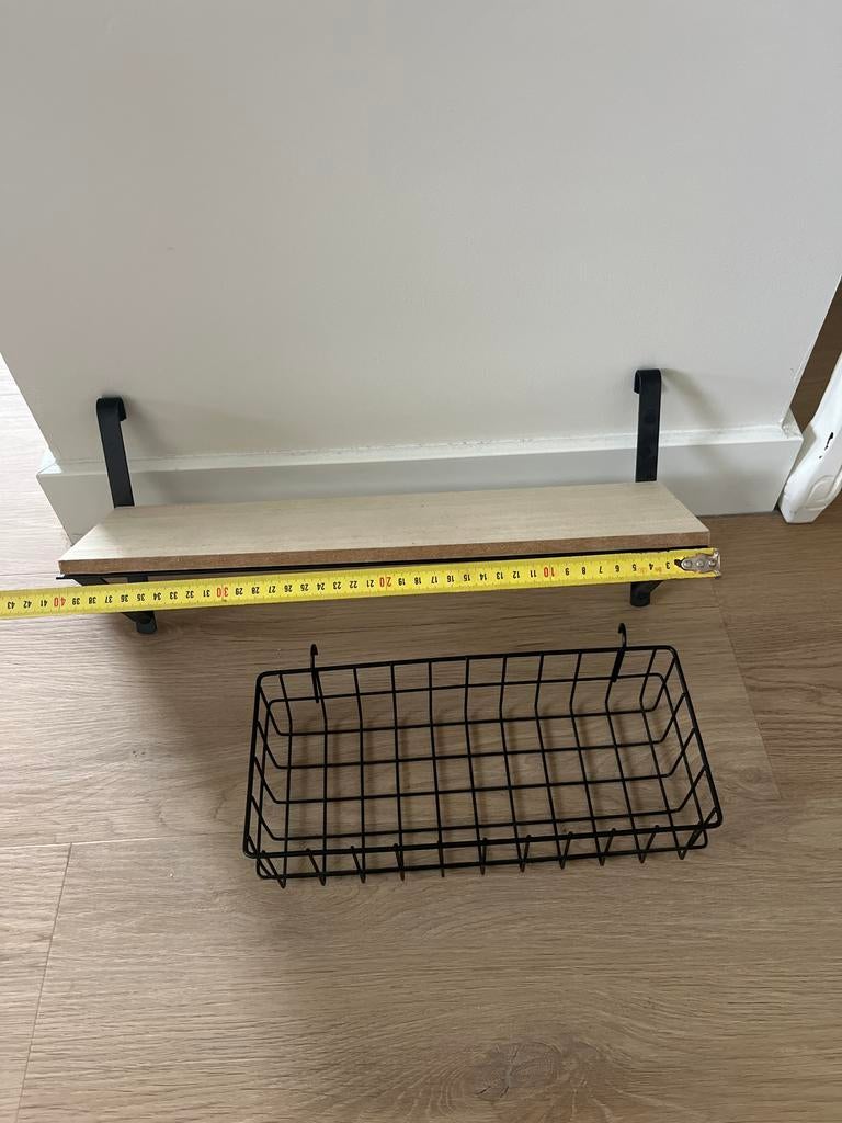 Houten plankje met metalen mandje om op te hangen, Huis en Inrichting, Woonaccessoires | Wandplanken en Boekenplanken, Ophalen