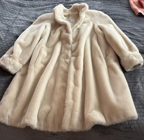 Mooie, met plooien wijd vallende faux fur crème jas -L-nieuw, Ophalen of Verzenden, Nieuw, Beige