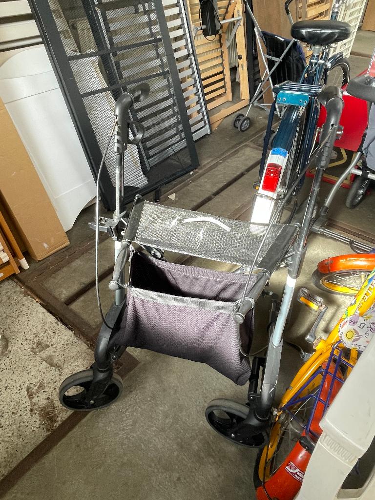 Rollator met een mandjes/ zakje – inklapbaar / opvouwbaar, Diversen, Rollators, Ophalen, Opvouwbaar, Gebruikt