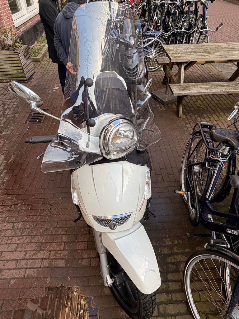 Aprilia 300cc Motorscooter 4T uit 2010, Motoren, Scooter, 300 cc, Particulier, Sportuitlaat