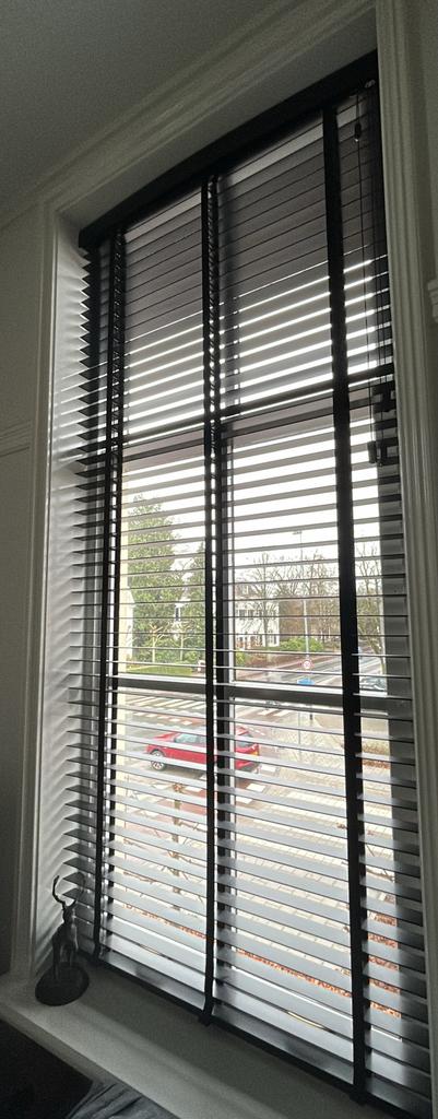 Jaloezie zwart hout voor hoog raam, Ophalen, Zo goed als nieuw, Zwart