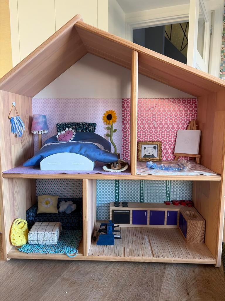 Ikea poppenhuis met zelf gemaakte meubelen, Kinderen en Baby's, Speelgoed | Poppenhuizen, Ophalen, Gebruikt, Poppenhuis