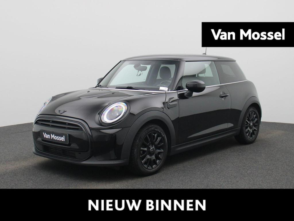Mini Mini 1.5 Cooper Essential | Navigatie | Black pakket |, 12 maanden, Gebruikt, 4 stoelen, Zwart