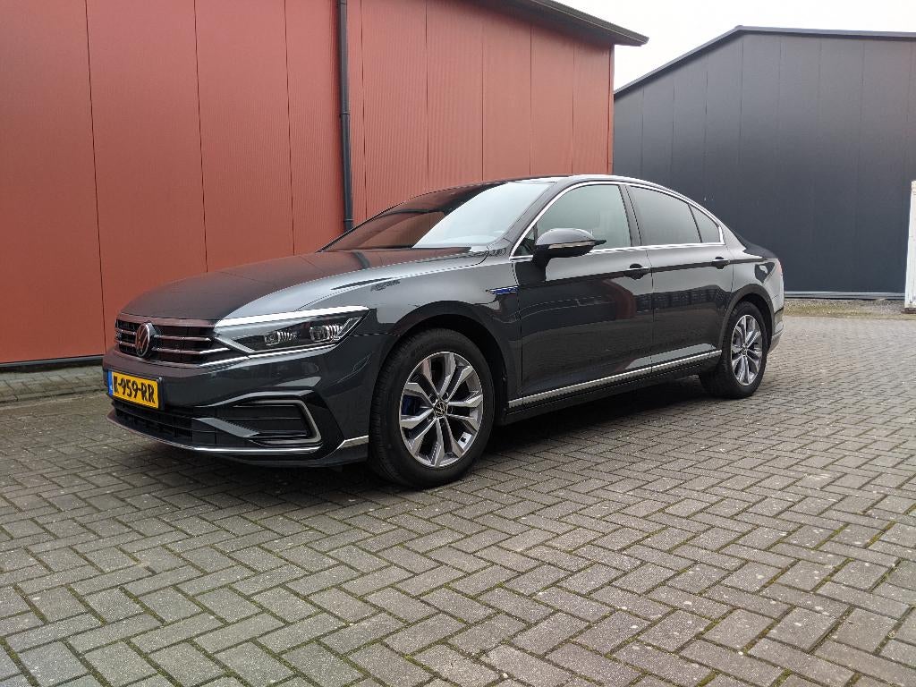 Volkswagen Passat GTE 1.4 TSI PHEV 218pk 6-DSG - BTW auto!, Auto's, Stof, Met garantie (alle), Grijs, Hybride Elektrisch/Benzine