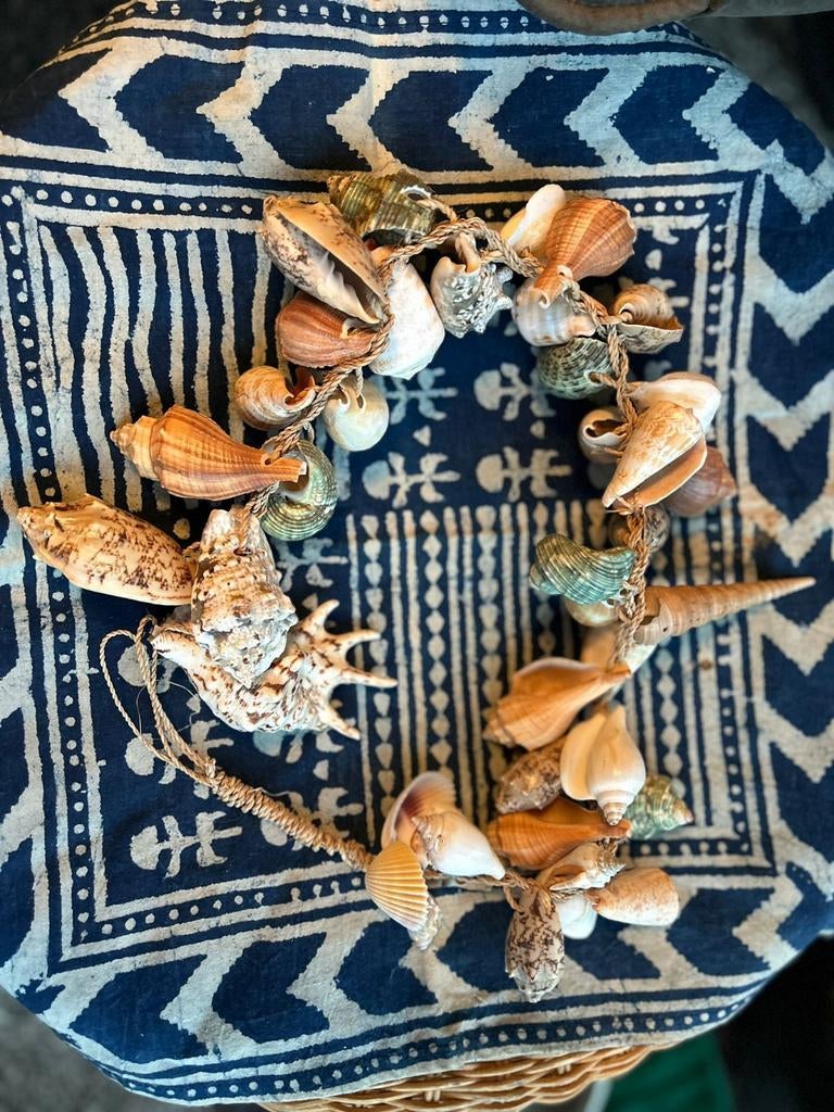 Decoratieve schelpenketting uit Indonesia, Ophalen of Verzenden, Gebruikt, Overige soorten, Overige typen