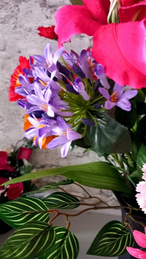 Grote zwarte vaas met fleurige kunstbloemen, Overige materialen, 50 tot 75 cm, Zwart, Ophalen of Verzenden