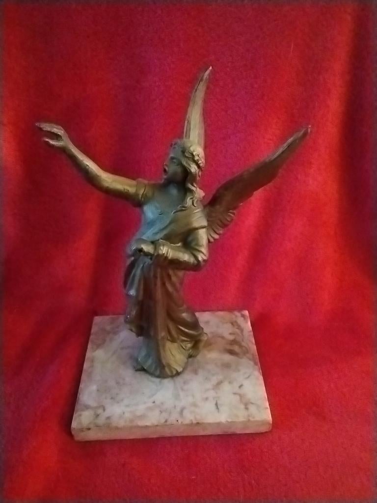 Beeld van engel op marmeren sokkel, Ophalen of Verzenden