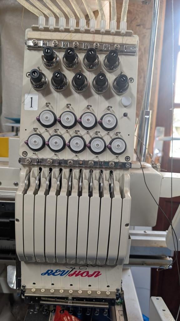 REVHOR Computergestuurde borduurmachine 9 naalden, Hobby en Vrije tijd, Borduren en Borduurmachines, Ophalen of Verzenden, Zo goed als nieuw