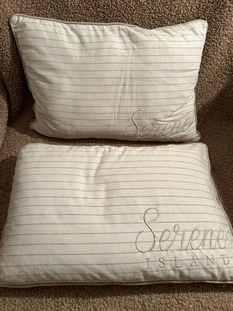 Twee mooie “ Serene Island “kussens van Riviera maison, Ophalen of Verzenden, Zo goed als nieuw, Rechthoekig