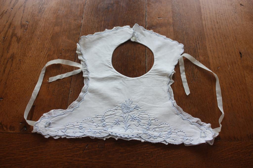 Oud slabbetje met blauw borduursel, Ophalen of Verzenden, Kinderen