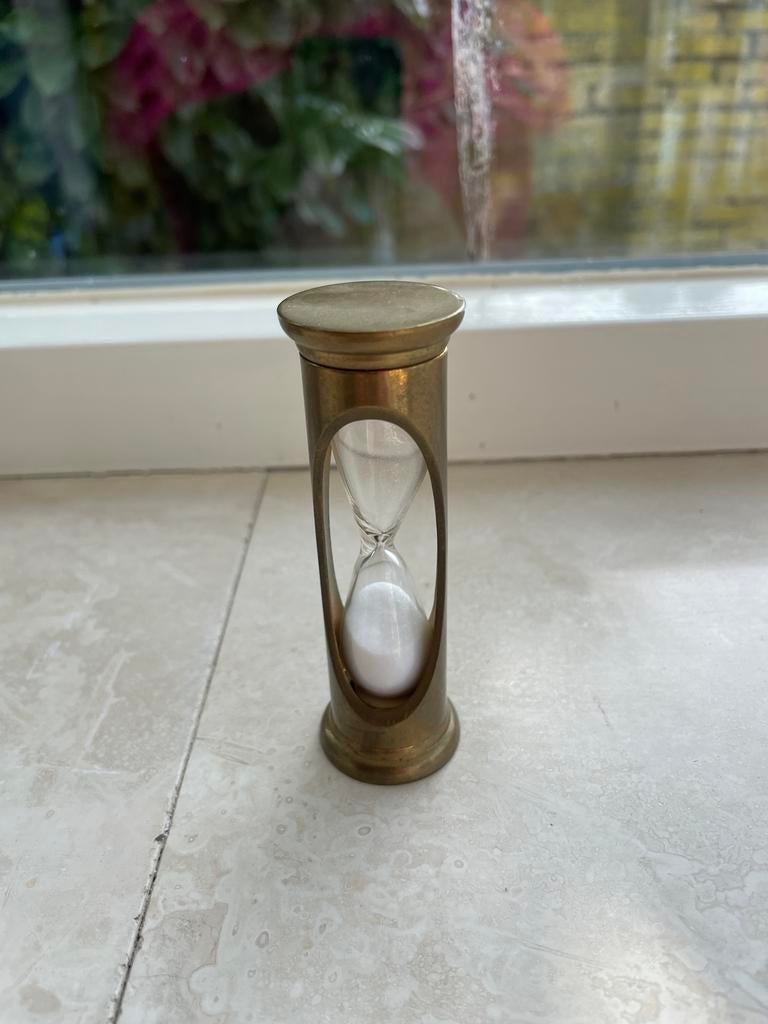 Kleine zandloper in messing houder, Ophalen of Verzenden