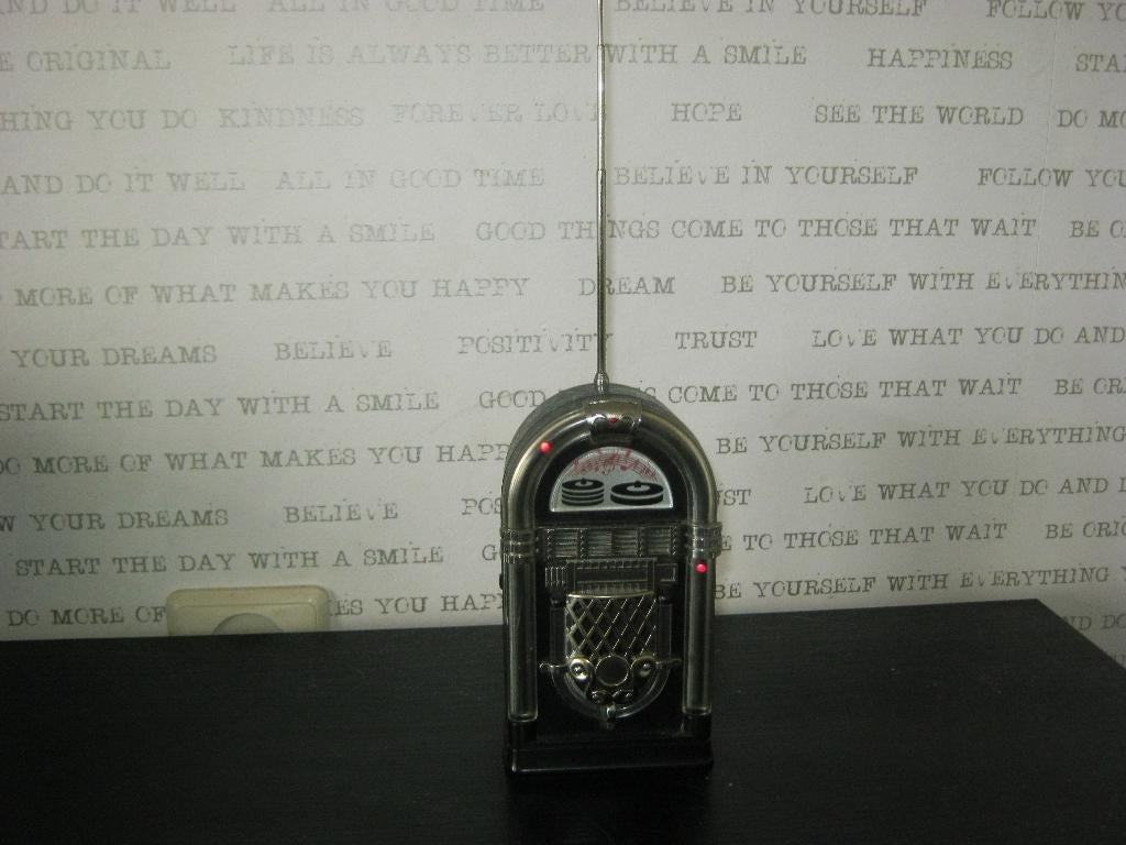 Kleine radio jukebox stijl, Ophalen of Verzenden, Zo goed als nieuw