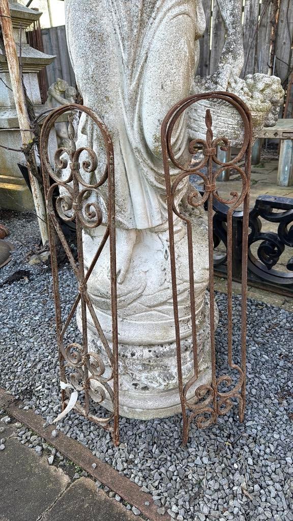 Antiek ijzer hekwerk sierlijk leuke decoratie voor in tuin, Ophalen of Verzenden, Gebruikt, IJzer, Sierhekwerk