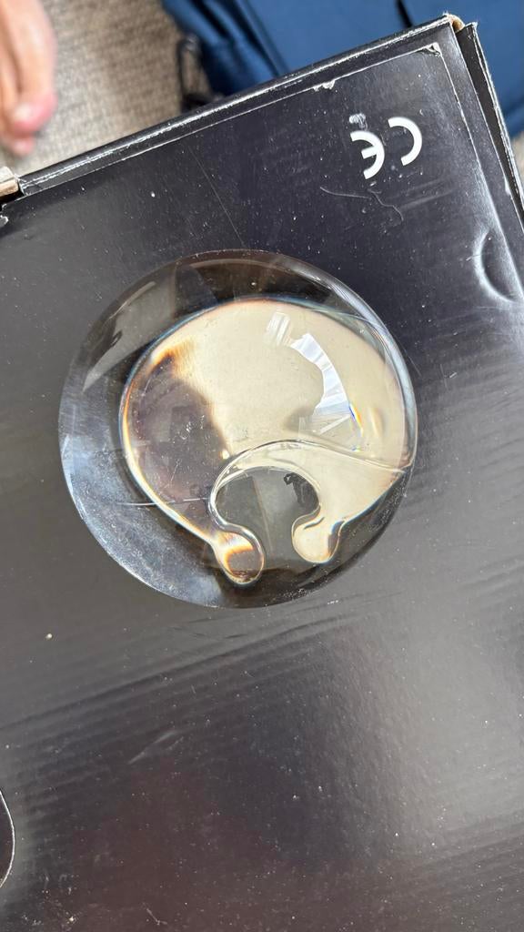 Corry Ammerlaan - Glazen presse-papier met metalen figuur, Antiek en Kunst, Kunst | Designobjecten, Ophalen of Verzenden