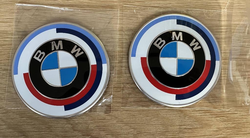 2x BMW M 50 Jahre Embleem Logo - Origineel OEM - F20 M140i, Gebruikt, Achterklep, Ophalen of Verzenden, Achter
