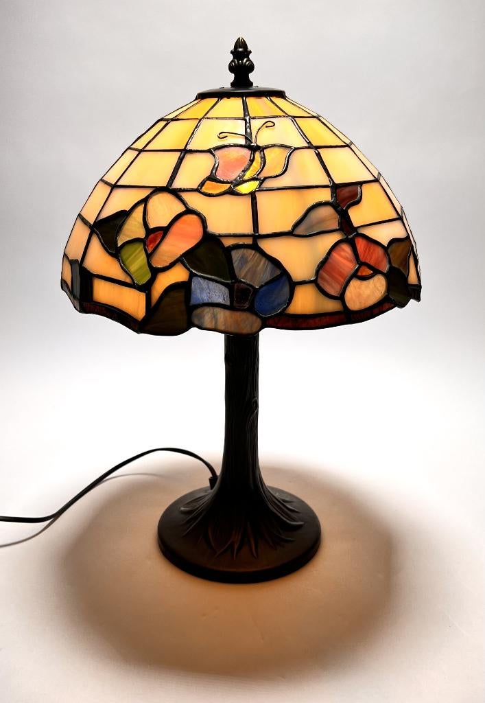 622. Tafellamp, Tiffany stijl - klaprozen en vlinder decor, Ophalen of Verzenden, Glas, Minder dan 50 cm