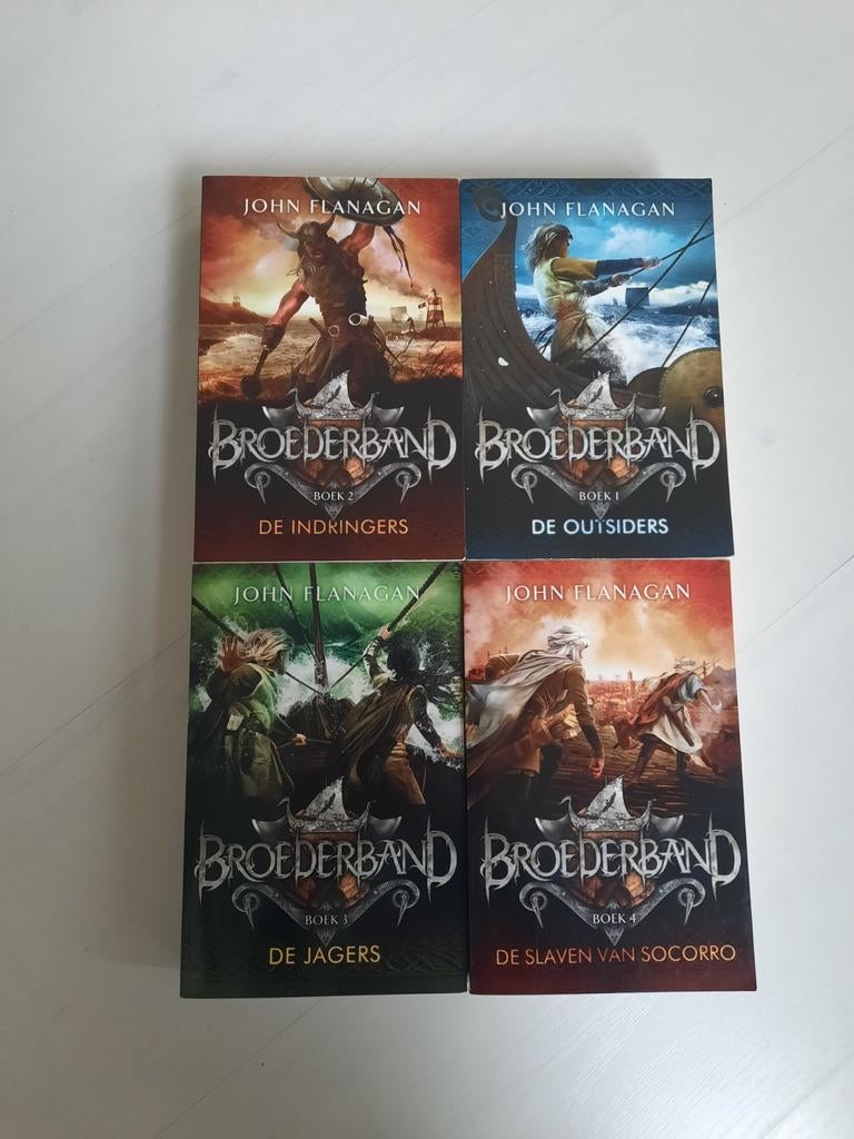 John Flanagan - Deel 1 t/m 4 Broederband, Boeken, Ophalen of Verzenden, Gelezen, John Flanagan