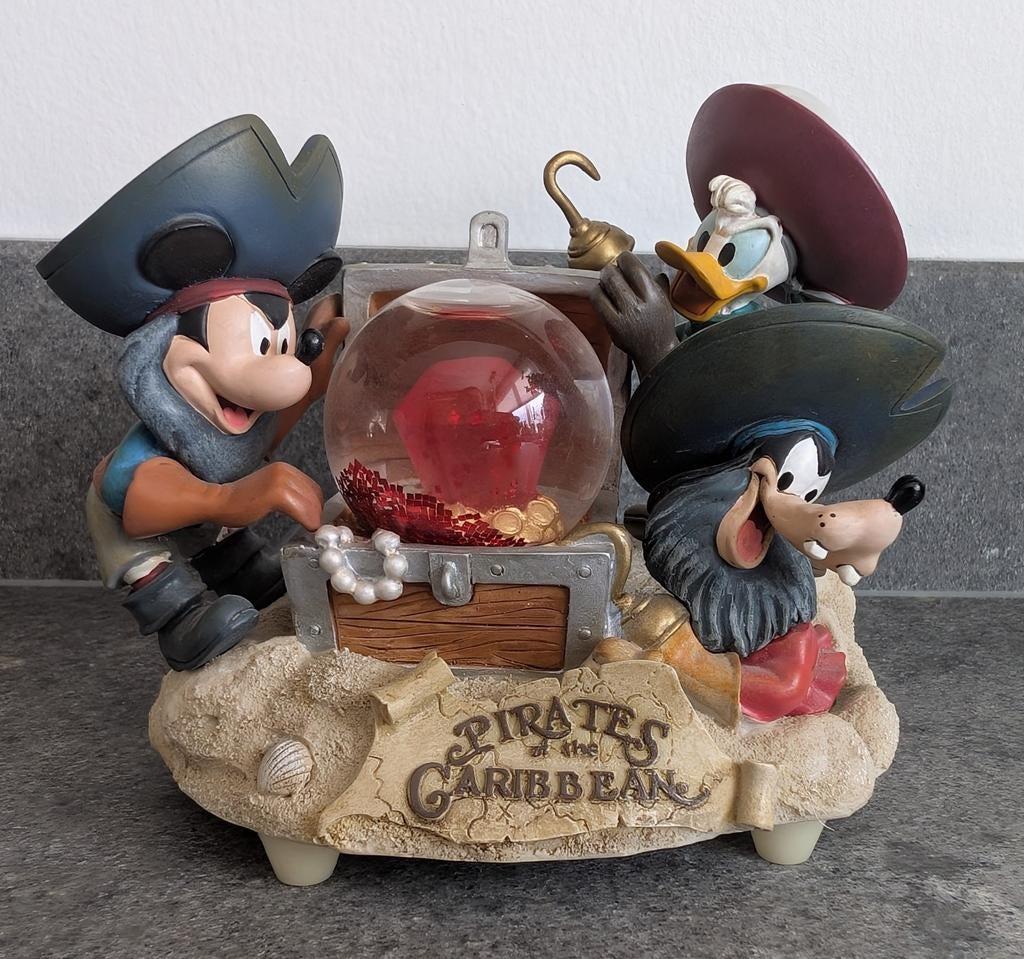 Disney snowglobe pirates of the Caribbean, Verzamelen, Disney, Ophalen of Verzenden, Mickey Mouse, Zo goed als nieuw, Beeldje of Figuurtje