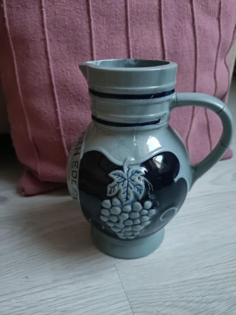 Vintage Duitse wijnkan met druivenmotief en tekst, Ophalen