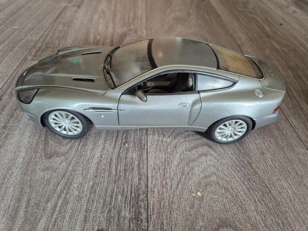 Model auto Austin Martin V12, Ophalen of Verzenden