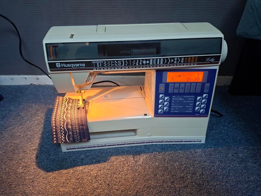 Husqvarna Lily 530 naaimachine, Ophalen of Verzenden, Naaimachine, Husqvarna