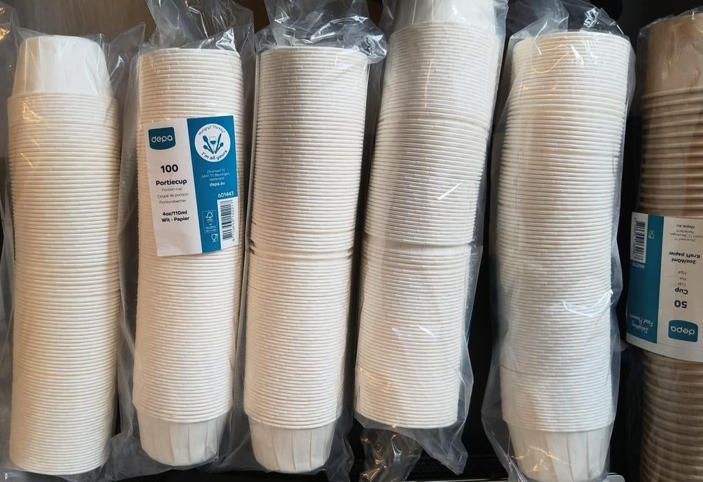 Partij cups en deksels van Depa gemaakt van rietsuikerpulp., Ophalen