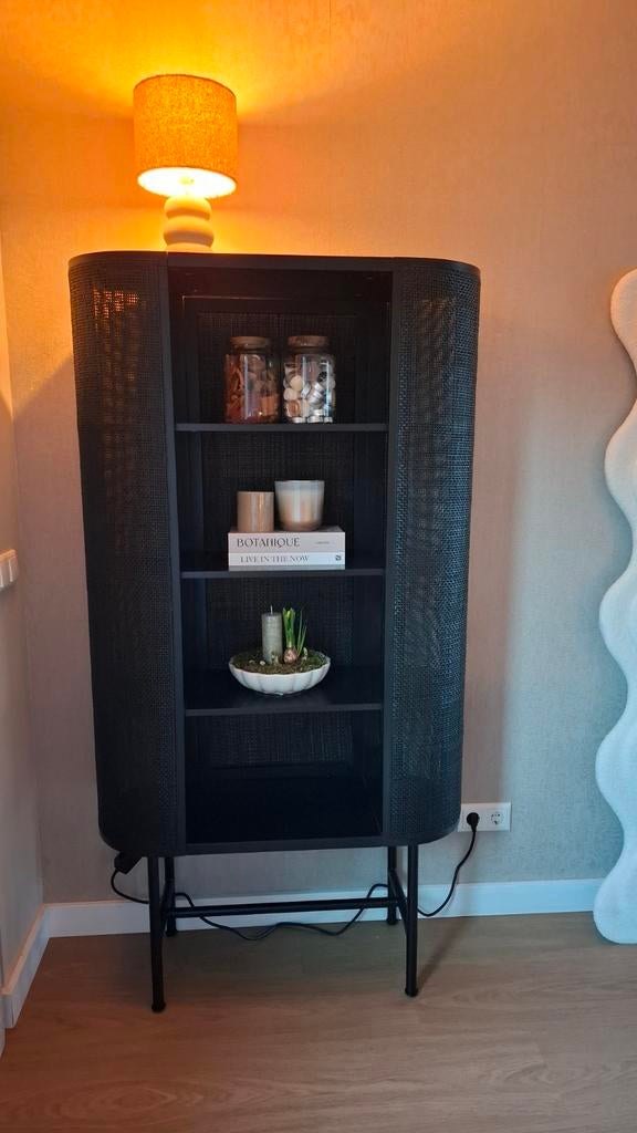 Julius webbing kast (zwart), vitrinekast, Ophalen, 50 tot 100 cm, Zo goed als nieuw, 150 tot 200 cm