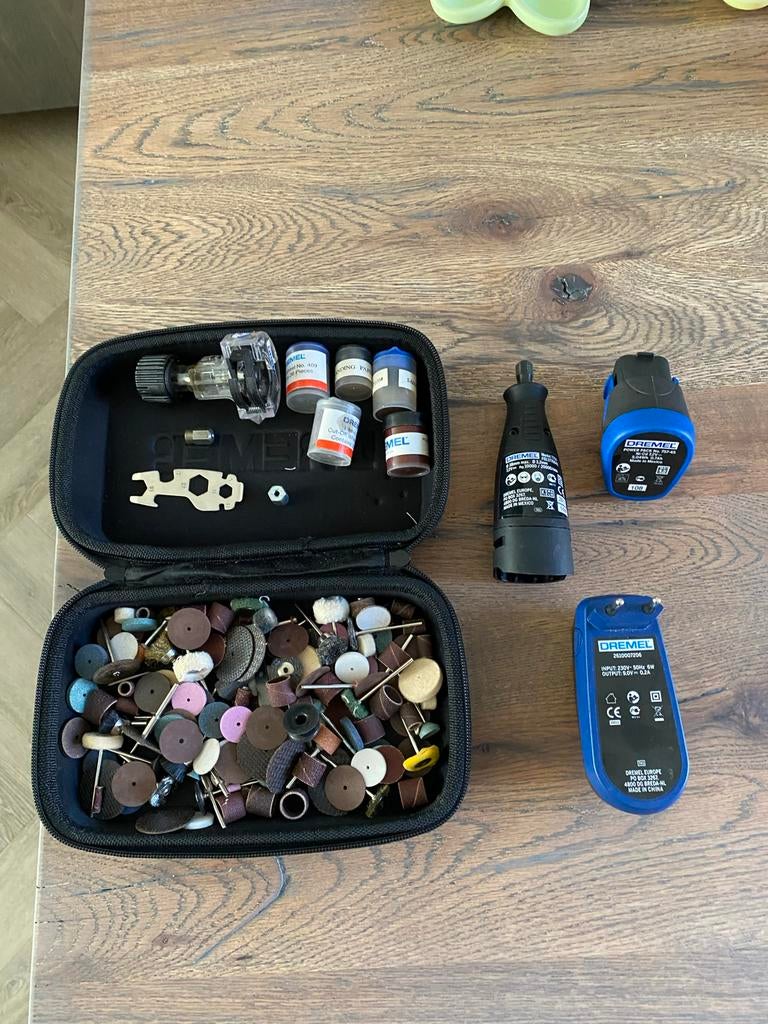 Dremel met accessoires en oplader, Ophalen of Verzenden, Gebruikt